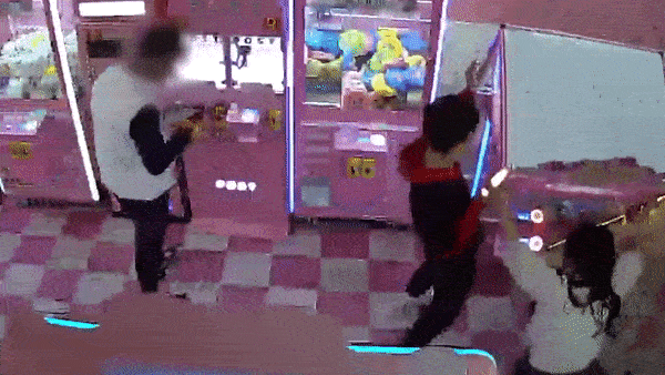 Nguoi choi 'boi tung' may gap de lay thu bong trong khu vui choi hinh anh