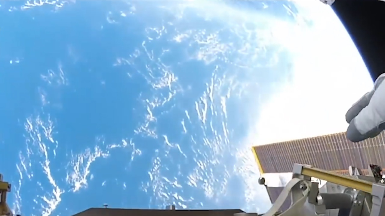 Goc nhin tuyet dep de ngam Trai Dat tu Tram Vu tru Quoc te hinh anh