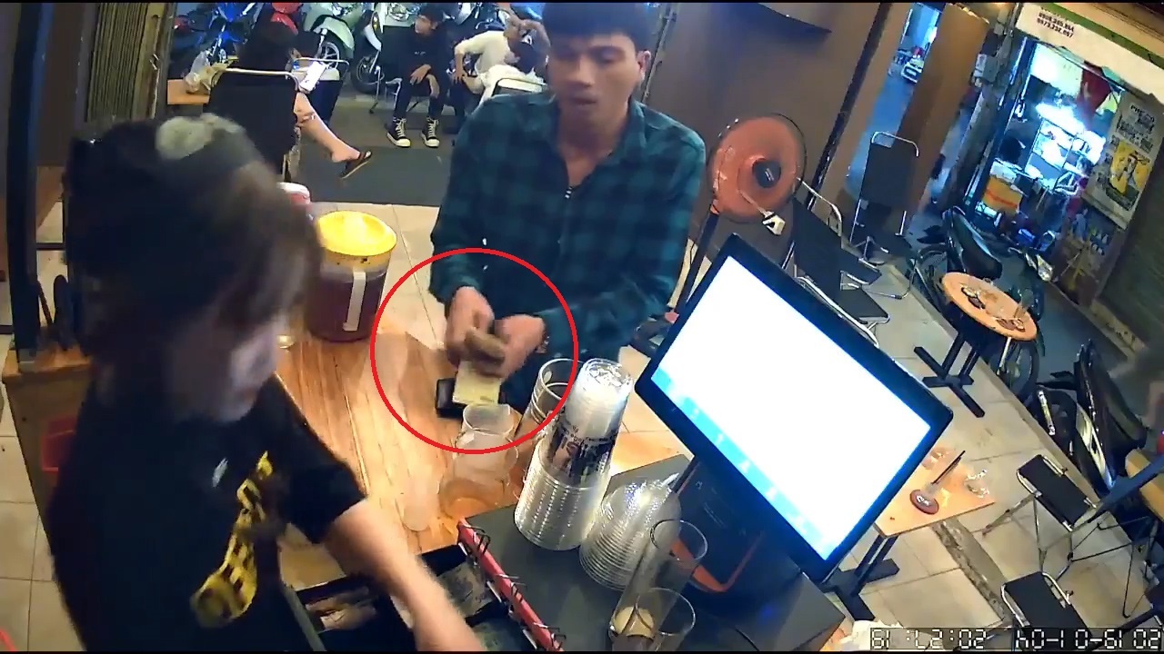 Kep tien lua nhan vien ban hang trong 2 giay hinh anh