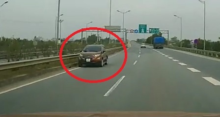 Oto chay nguoc chieu kieu tu sat tren cao toc hinh anh