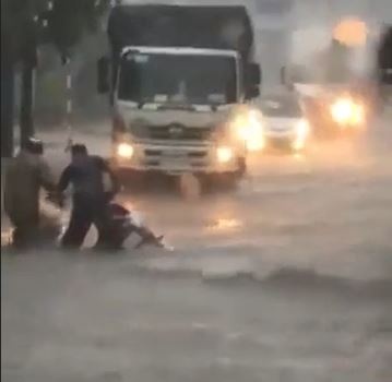 Tai xe container doi mua giup nguoi phu nu bi nga xe hinh anh