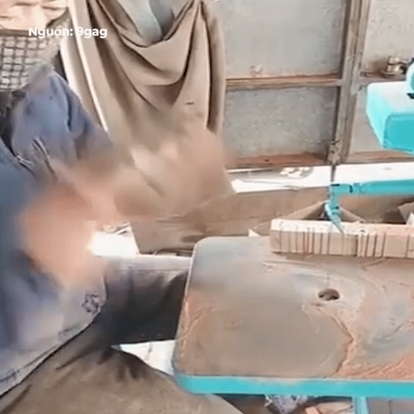 Tho moc bien 2 tam go thanh toa thap doi trong nhay mat hinh anh