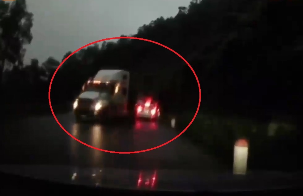 Container om cua toc do cao, dam oto con tham khoc o Quang Tri hinh anh