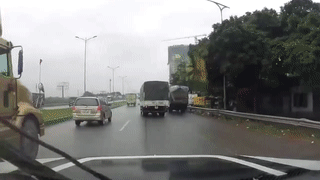 Container phong nhanh day thang duoi oto cung chieu hinh anh