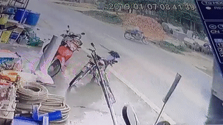 Sang duong khong quan sat, xe may suyt bi container dam thuong tam hinh anh