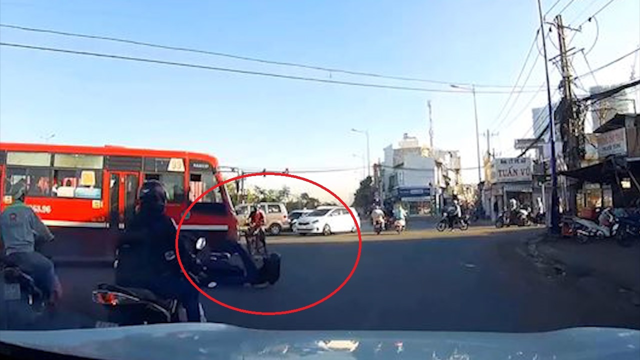 Xe buyt vuot den do, tong vao xe may hinh anh