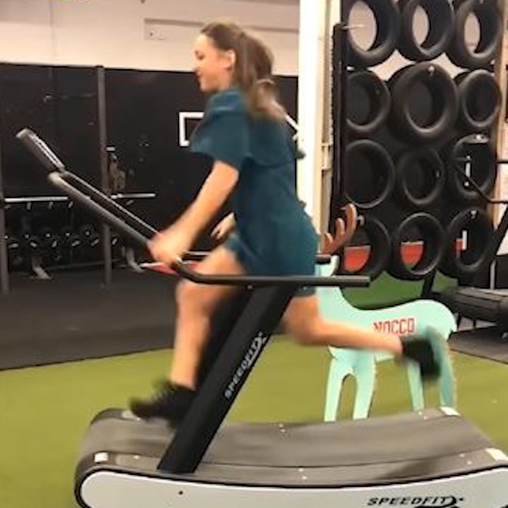 Co gai thu thach chay bo bang giay cao got hinh anh