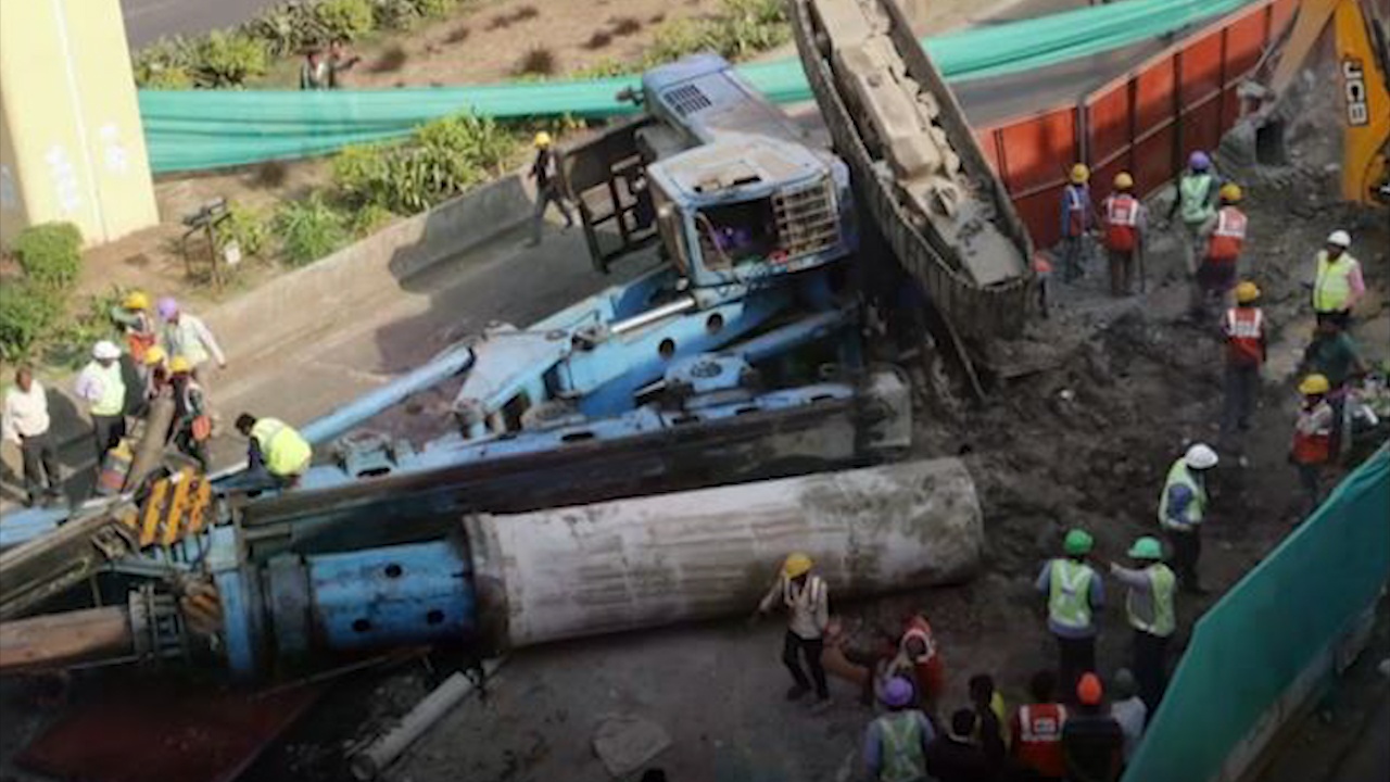 Can cau khong lo do sap xuong tren duong pho o An Do hinh anh