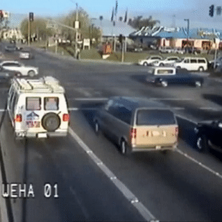 Oto vuot den do 'than ky' khong va cham giua dong xe dong duc hinh anh