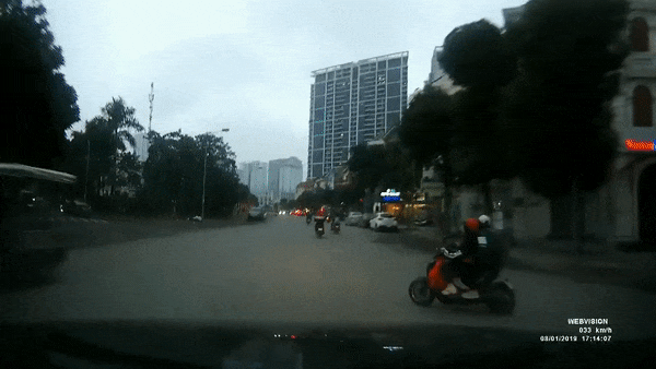 Nu sinh di xe dien tat dau oto trong the khong can nhin hinh anh