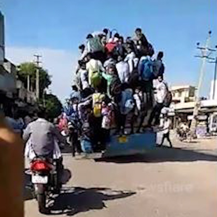 So muon thi, hang chuc hoc sinh An Do du xe buyt den truong hinh anh