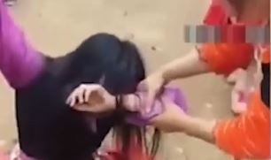 Be gai vung vay khoc thet khi bi nhom thanh nien bat vo o Hoa Binh hinh anh