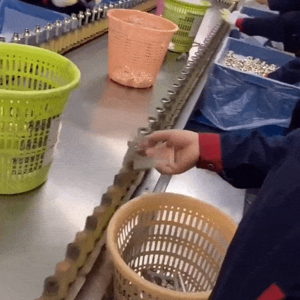 Chang cong nhan chi dung mot tay van go hang nhanh nhu may hinh anh