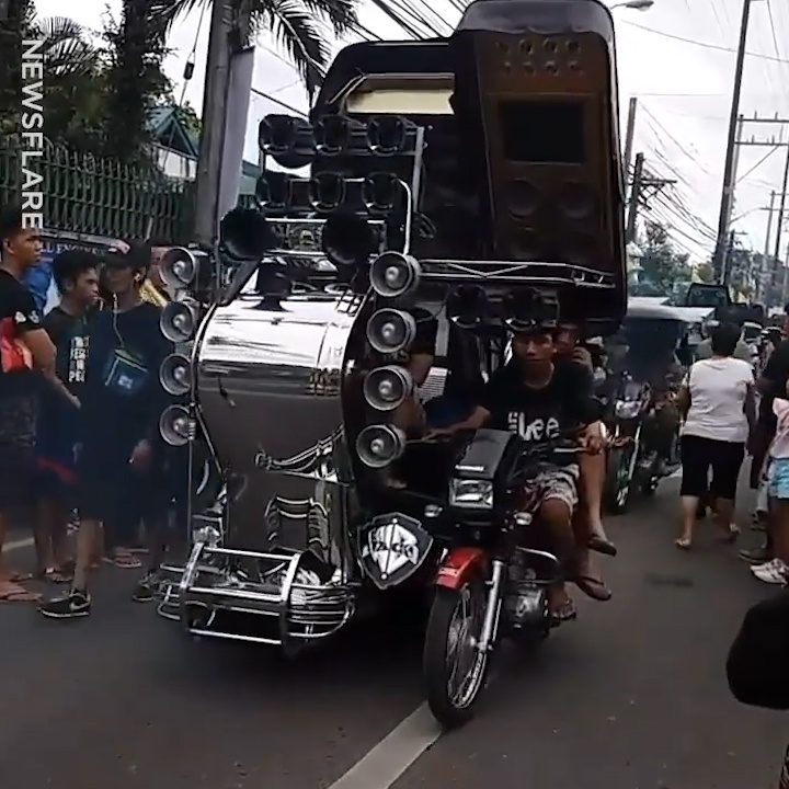 Man dieu hanh hoanh trang cua dan xe may 'do' loa, den xoay disco hinh anh