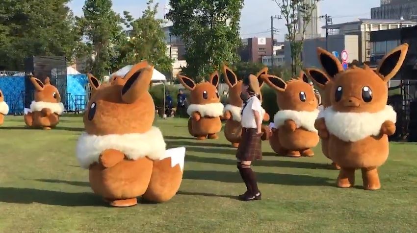 Dieu nhay de thuong cua 'rung' mascot Eevee trong Pokemon hinh anh