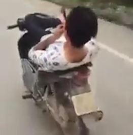 Thanh nien nam len xe may, chay bang chan gay buc xuc hinh anh