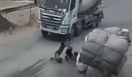 Te ngay duoi gam xe bon, nguoi dan ong may man thoat chet hinh anh