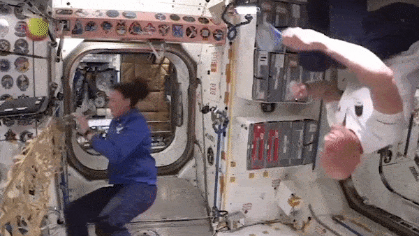 Tran dau tennis ngoai vu tru cua cac phi hanh gia hinh anh