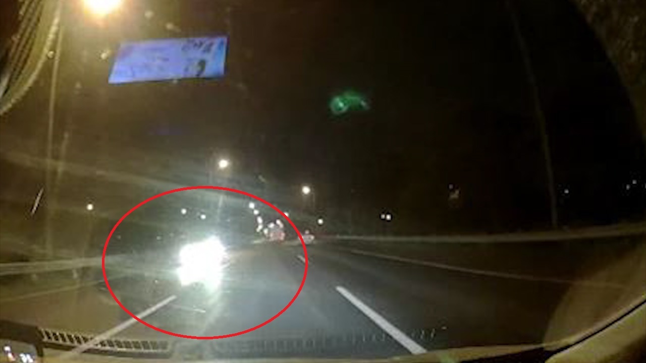 Oto roi den pha, chay nguoc chieu tren dai lo Thang Long hinh anh