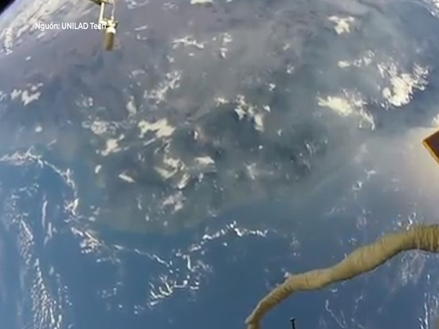 Phi hanh gia treo nguoi tren ve tinh ngam Trai Dat hinh anh