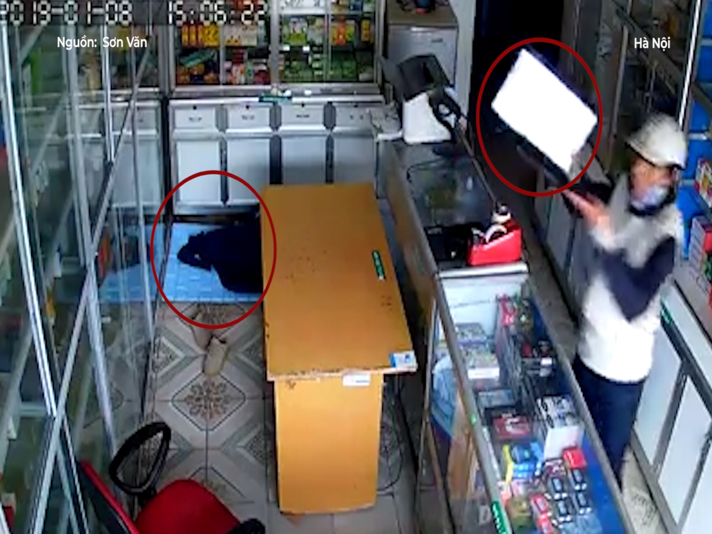 Trom vao tan cua hang cuom laptop khi chu tiem dang ngu hinh anh