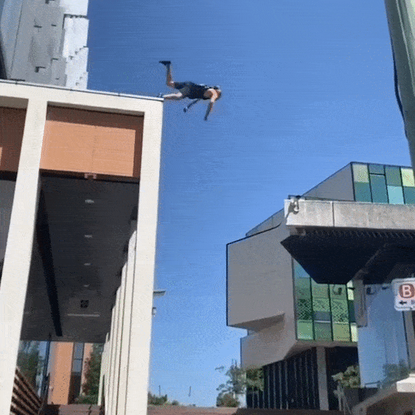 Man lon nhao ngoan muc giua 2 toa nha cao hinh anh