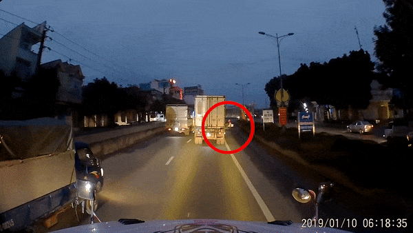 Bi va quet te ke banh xe tai, nguoi phu nu may man thoat chet hinh anh