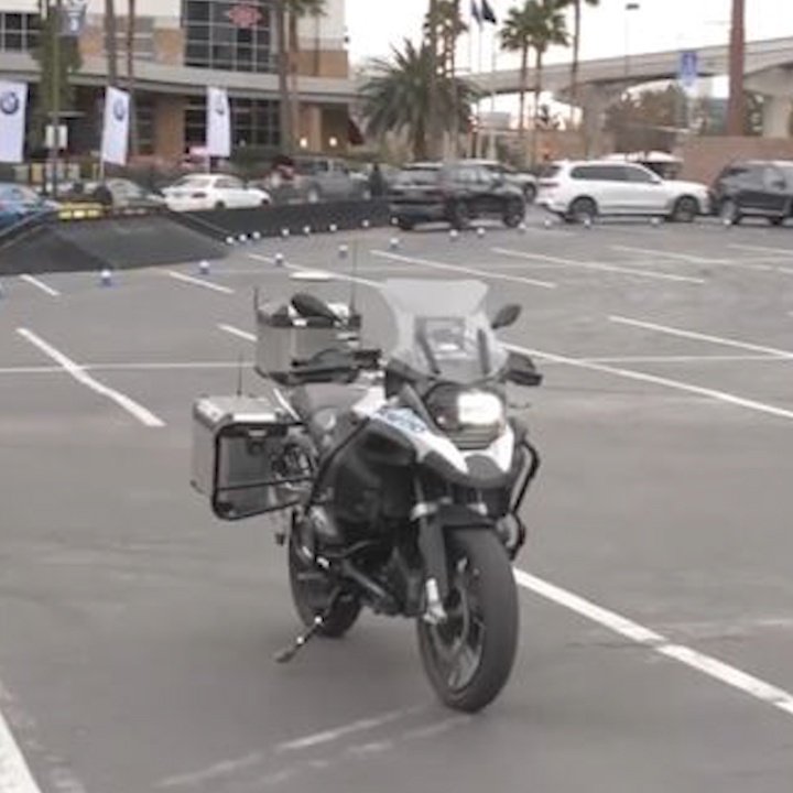 Moto BMW tu lai giu an toan cho nguoi lai hinh anh