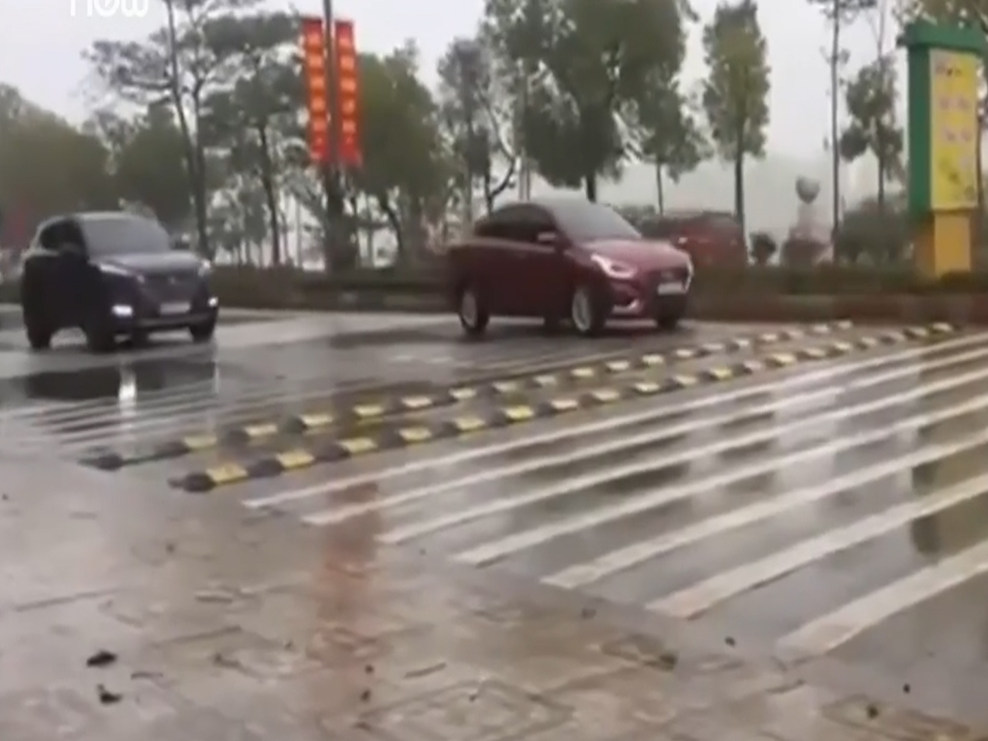 Oto, xe may di nhu xe vuot dia hinh qua go giam toc tai Phu Tho hinh anh