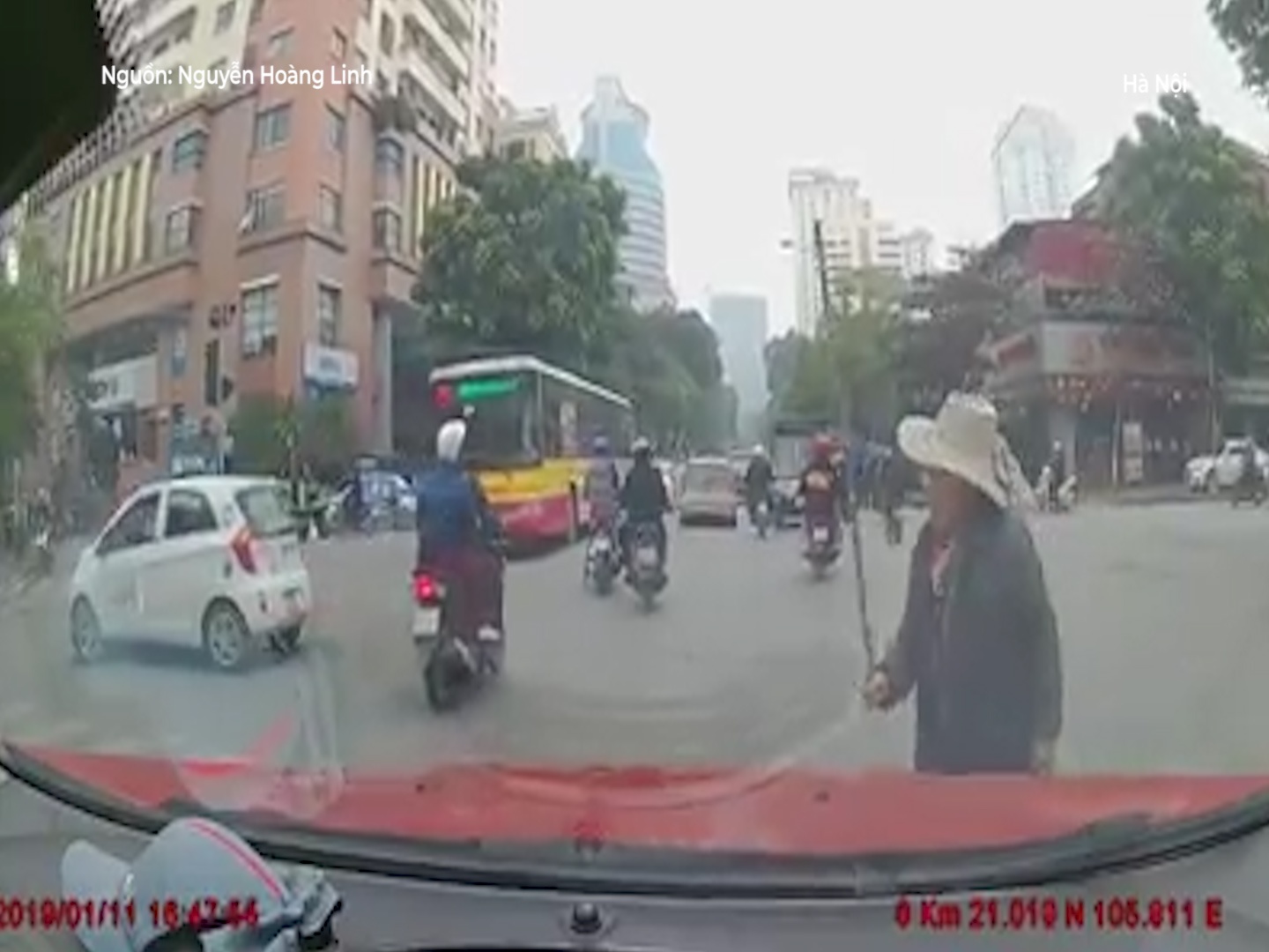 Cu gia cam roi qua duong, vut tai xe khong chiu nhuong hinh anh