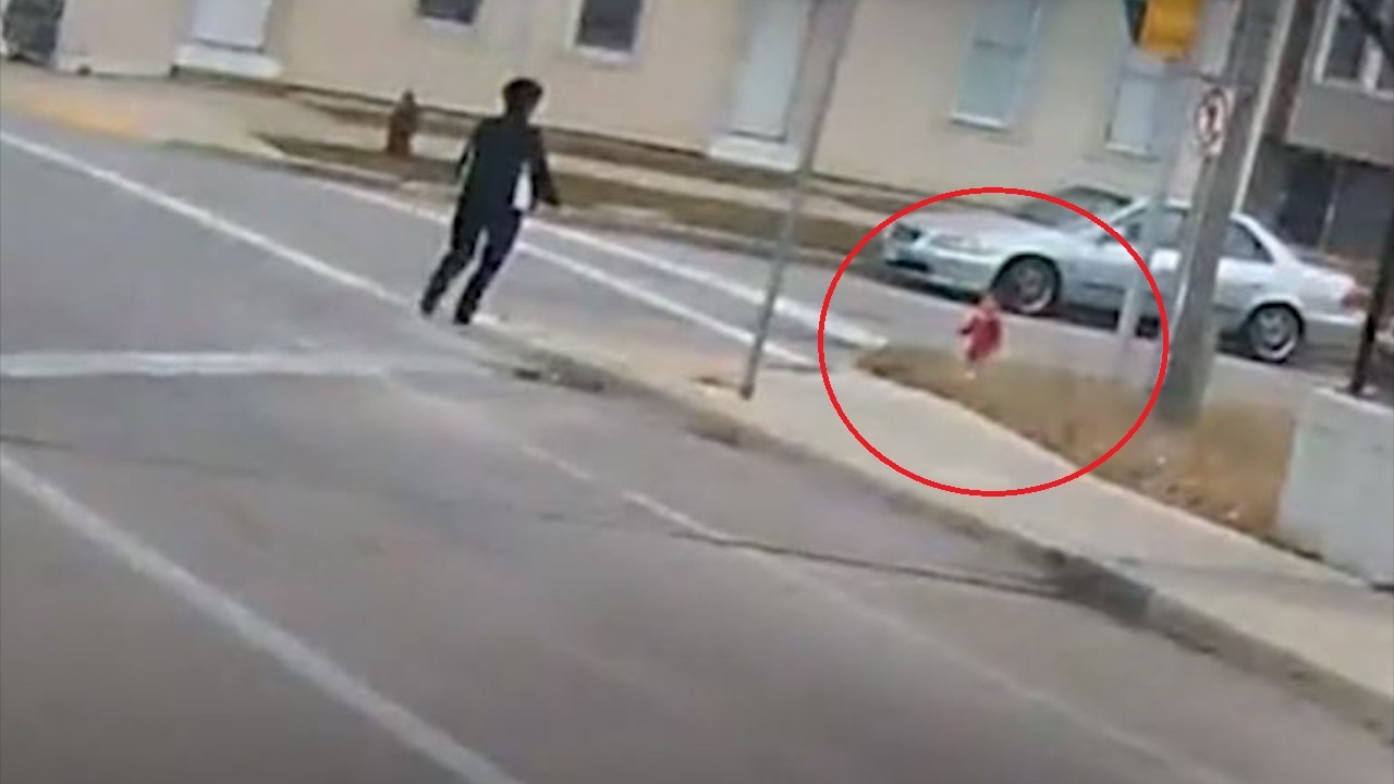 Nu tai xe cuu dua be di lac giua thoi tiet bang gia o My hinh anh