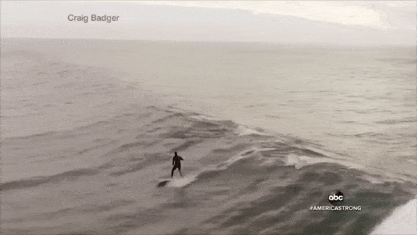 Dan ca heo dua luot song cung linh cuu hoa tren bien hinh anh