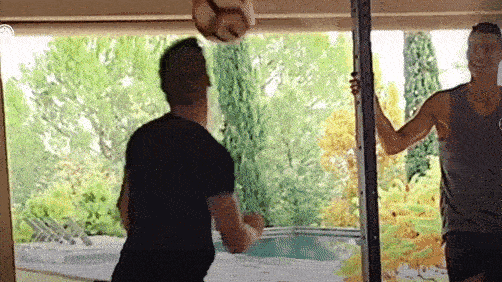 Ronaldo cung loat sao 'choang' voi tai nang cua cau thu duong pho hinh anh