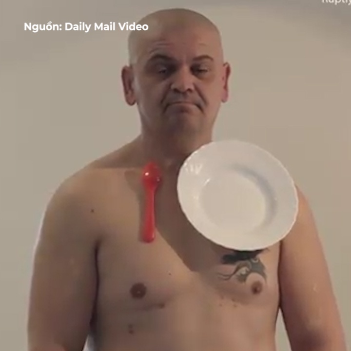 Nguoi 'nam cham' hut dung cu nha bep khap co the hinh anh