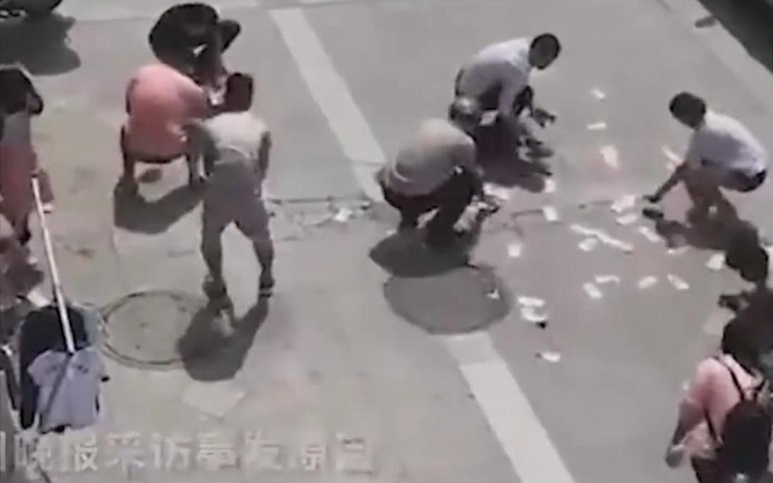 Chay nha, nem tien nhu mua qua cua so de thu hut hang xom toi cuu hinh anh