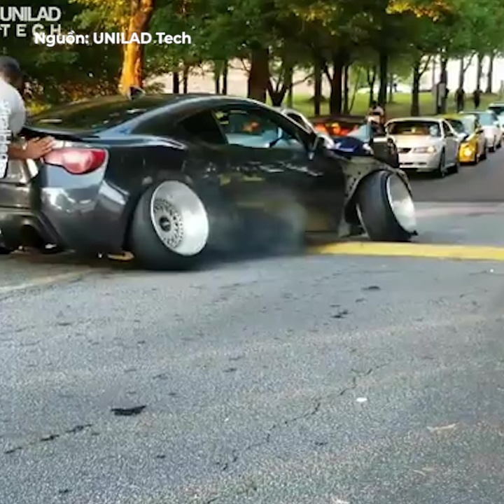 Tay choi do sieu xe voi cap banh nhu sap bung ra ngoai hinh anh