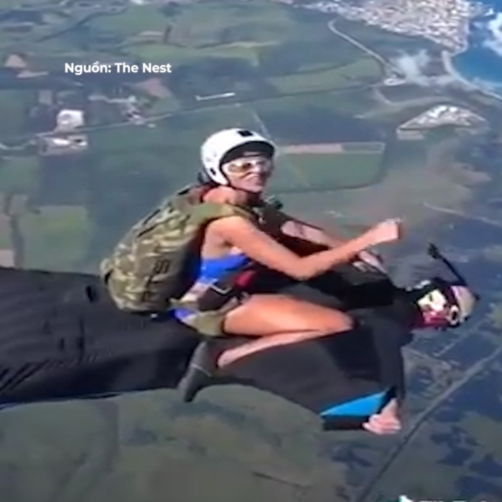 Ban gai ngoi tren lung ban trai khi dang nhay du hinh anh