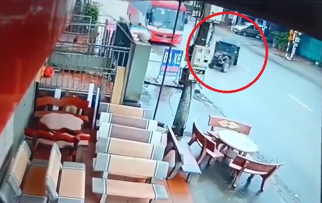 Xe khach be lai tranh cong nong lao thang vao le duong hinh anh