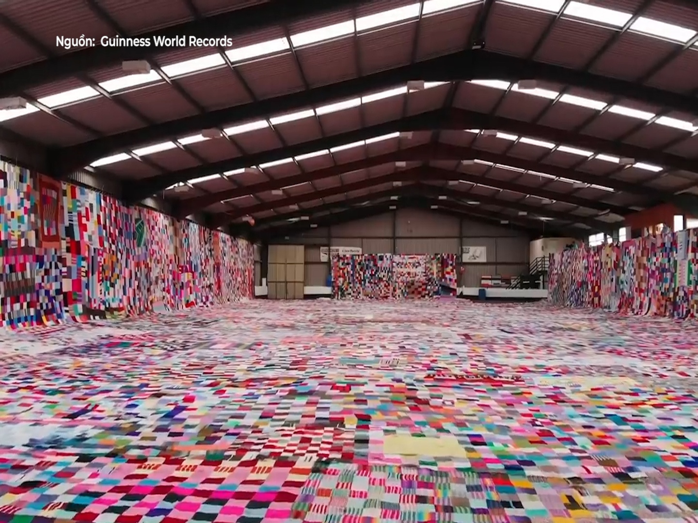 Chiec chan thu cong rong 2.000 met vuong, bao trum ca xuong cong nhan hinh anh