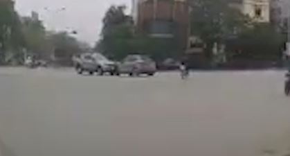 Hai oto dam truc dien roi than nhien bo di hinh anh