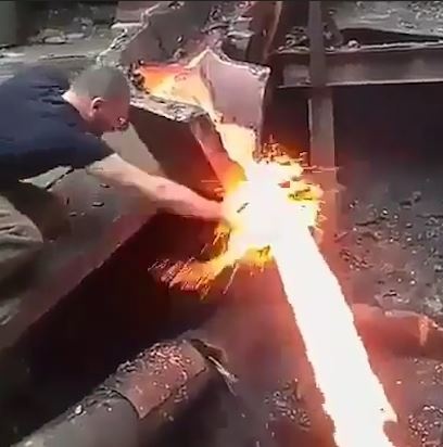 Tho ren dung tay khong can dong chay kim loai nong chay hinh anh