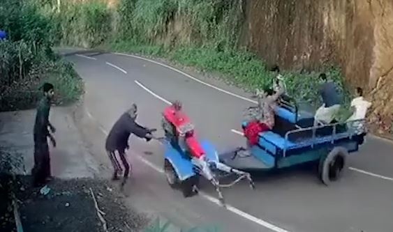 Xe may keo cho nguoi quay nhieu vong tren duong roi lao xuong deo hinh anh