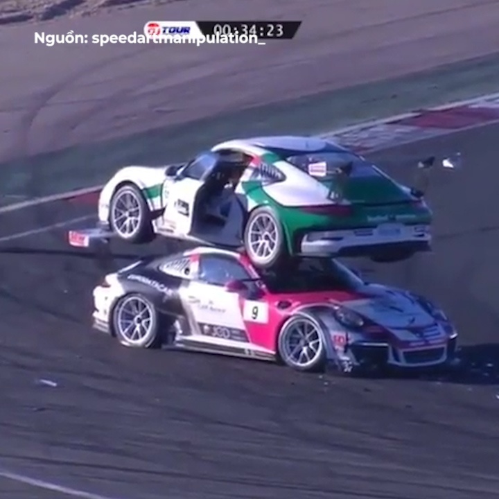 Doi dau truc tiep, hai xe xep chong len nhau giua duong dua hinh anh