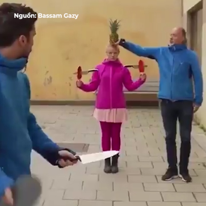 Anh chang danh dao bang vot bong ban, dut ngot dua tren dau ban dien hinh anh