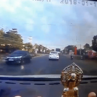 Oto vuot au dam truc dien vao xe tai gay tai nan tham khoc hinh anh