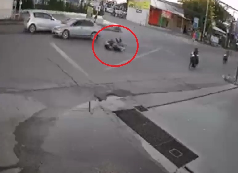 Vua tu nga xe may, co gai tiep tuc bi oto tong bay nguoi o Thai Lan hinh anh