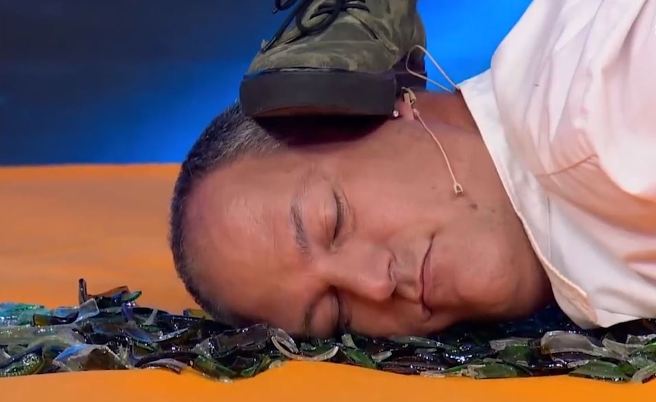 Thi sinh nam tren chai vo cho nguoi khac dap len dau hinh anh