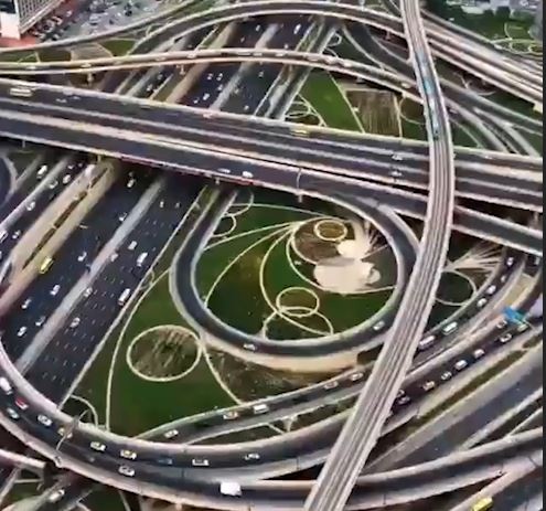 Me cung giao thong Dubai nhin tu tren cao hinh anh
