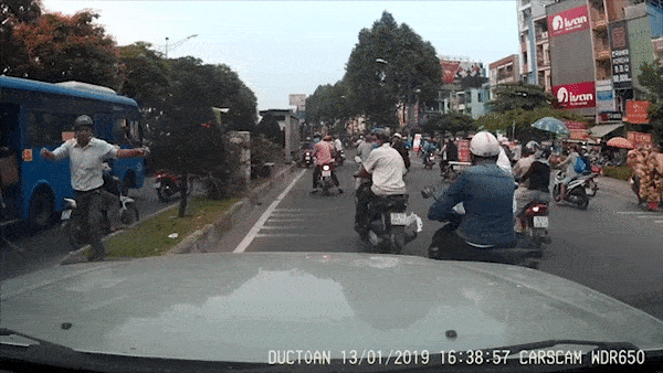 Da duoi oto, nguoi dan ong bi tai xe duoi danh giua duong hinh anh