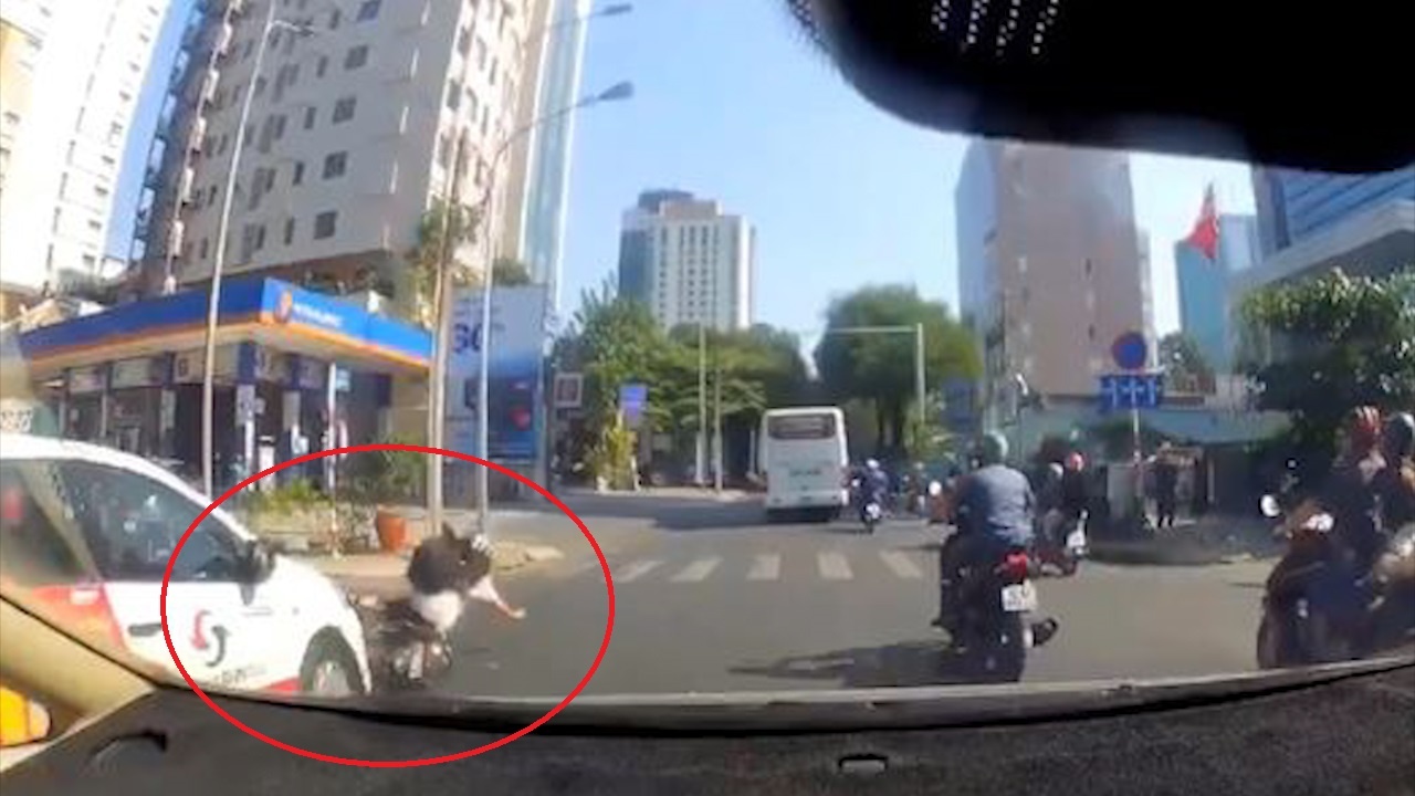 Nu tai xe dot ngot tat dau oto roi nga nhao giua duong hinh anh